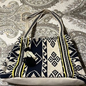 Cute beach/travel tote. Very roomy and comfortable. Love it!